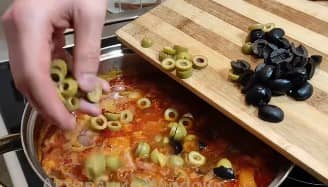 Приготовление солянки с копчёностями: шаг 15