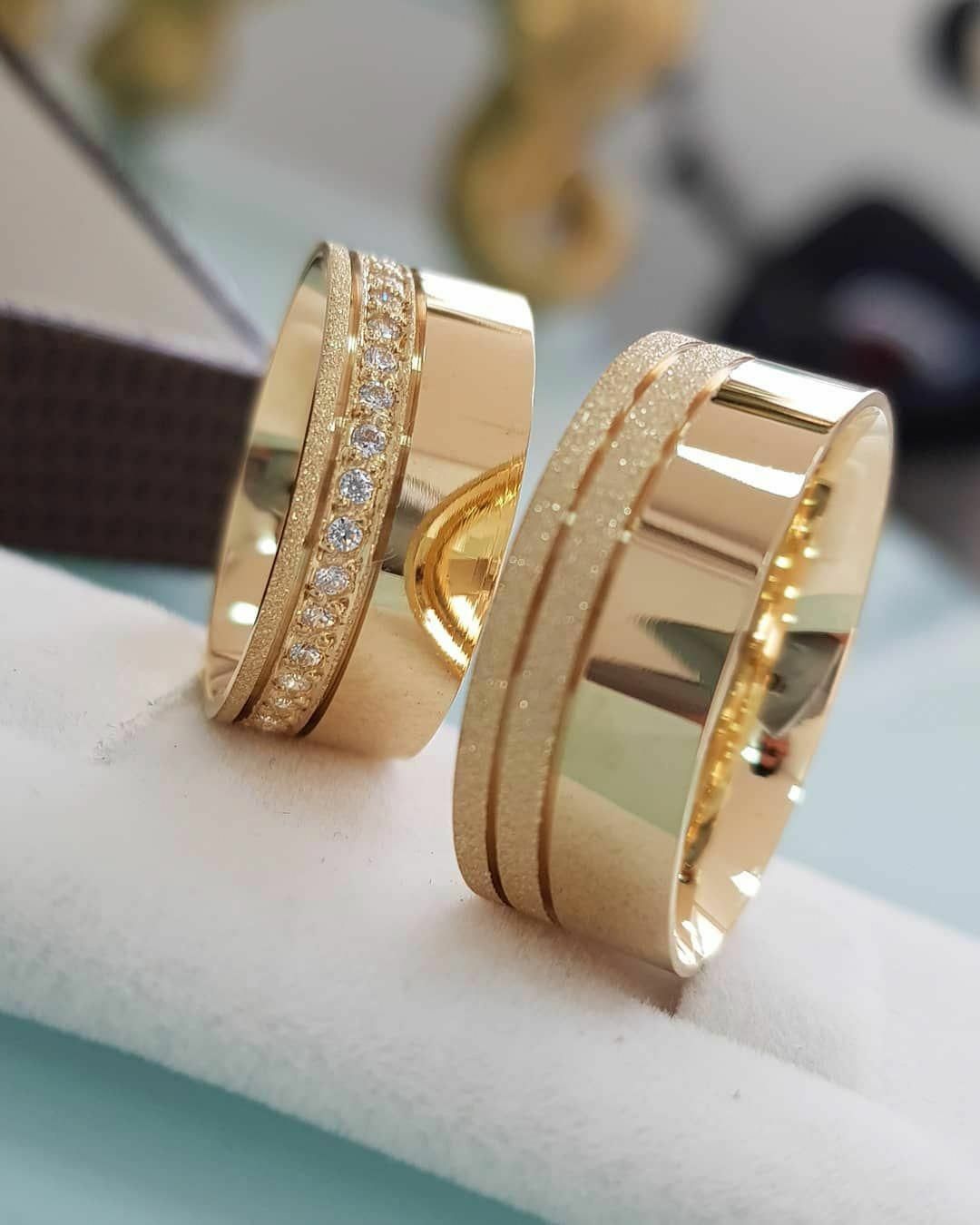 Красивые золотые обручальные кольца