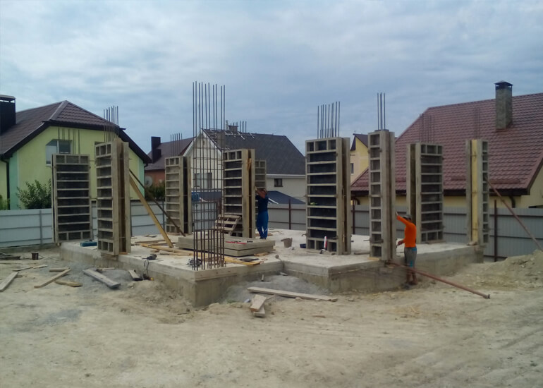 Строительство железобетонных колонн дома в Новороссийске