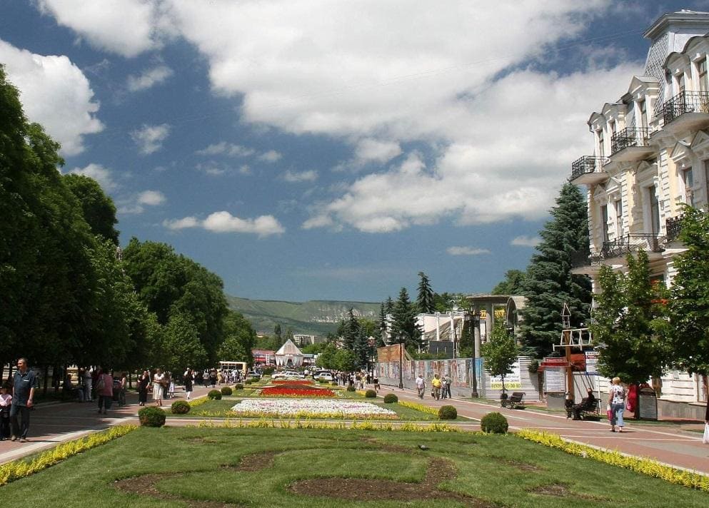 Время в кисловодске. Кисловодск Курортный бульвар. Курортный бульвар (город Кисловодск). Кисловодск горы Курортный бульвар. Железноводск Курортный бульвар.