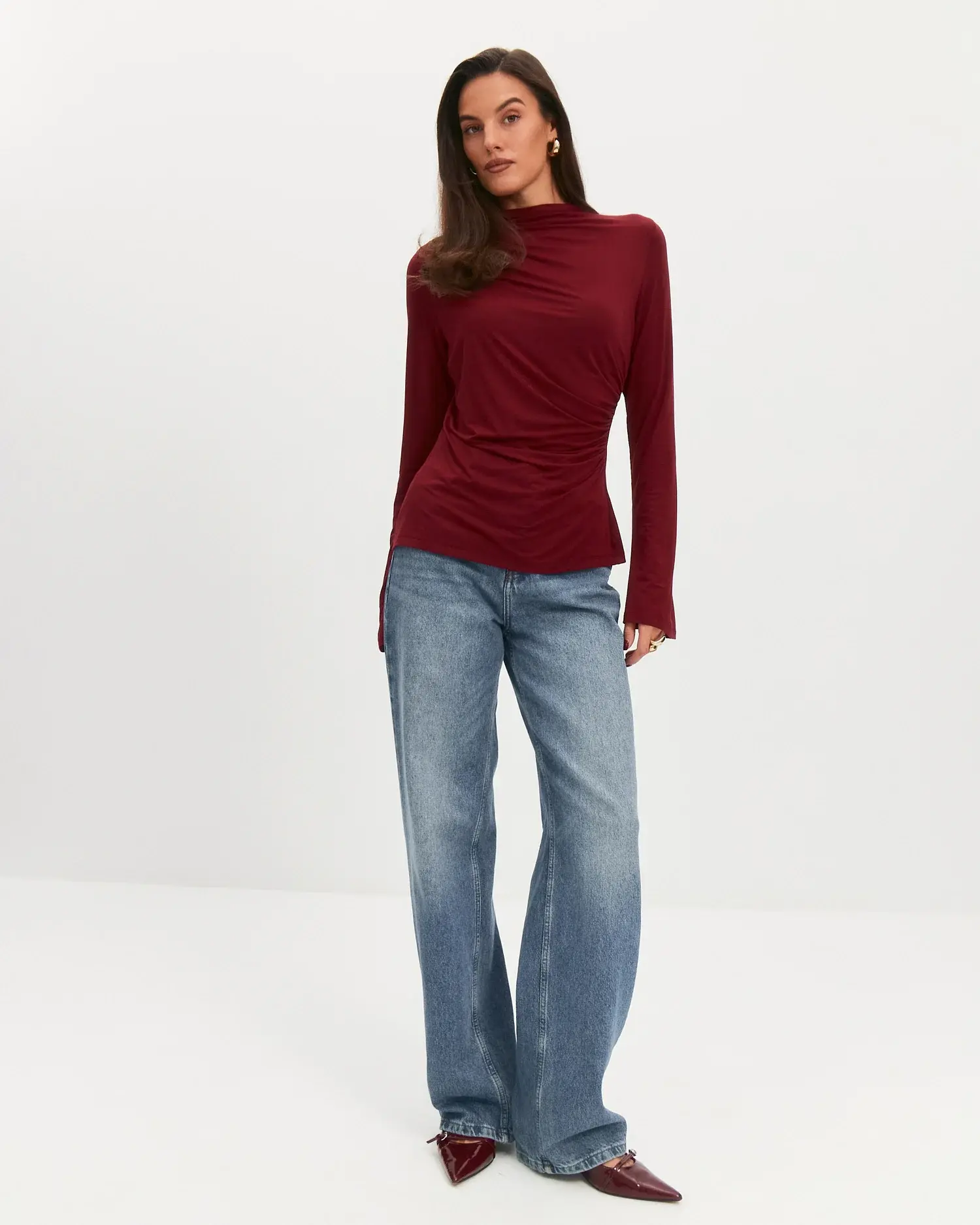 образ лонгслив с драпировкой KATYA BLANC и джинсы