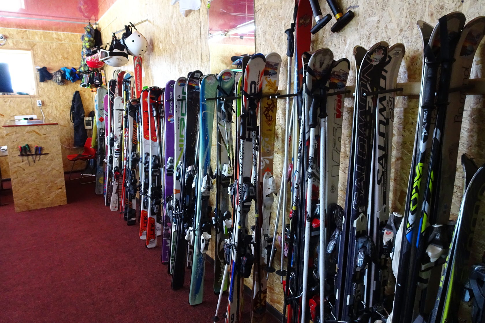Взять лыжи в прокат. Прокат горных лыж. Горнолыжное снаряжение Ереван. Прокат лыжного снаряжения. Хранение лыж Домбай.