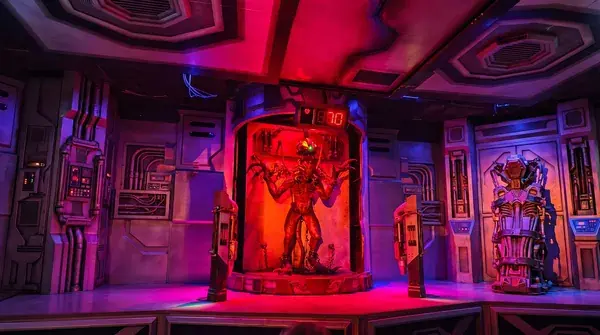 Фигура инопланетянина в капсуле в красной подсветке, темновой аттракцион Dream World