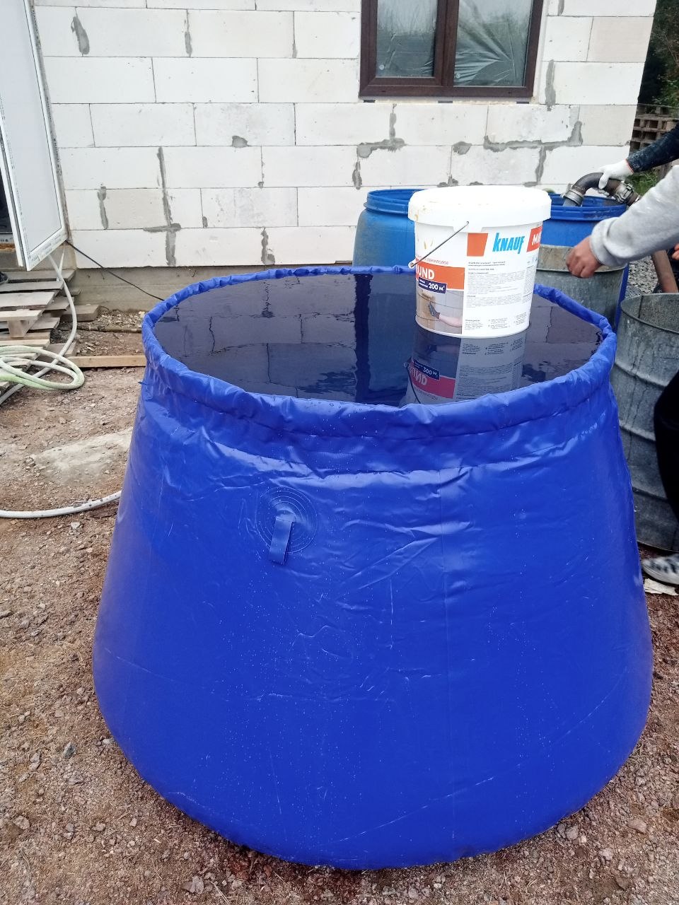 Водовоз доставляет воду во Всеволожск