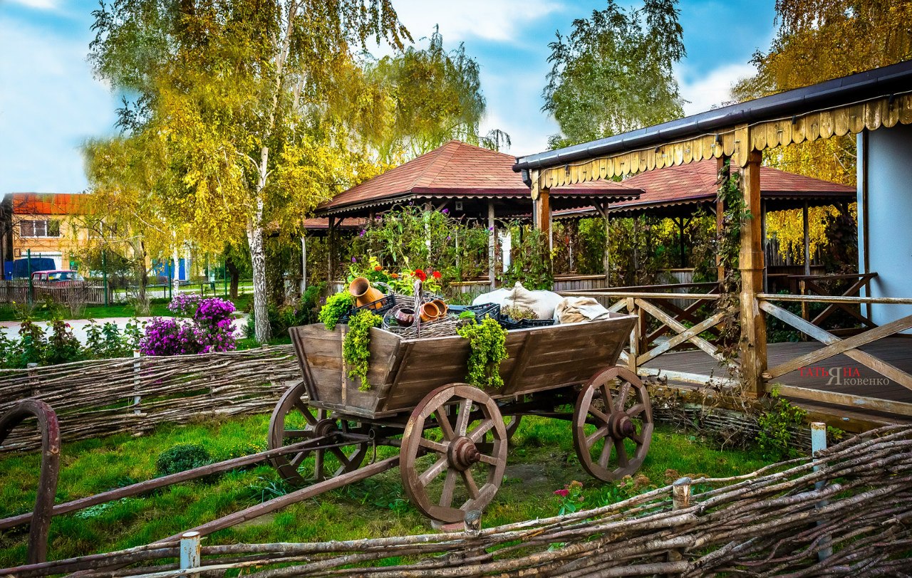 Казачий курень кабардинка. Казачий курень Ейск. Ейск Каменка казачий курень. Казачий курень Иловля музей. Кафе казачий курень Ейск.