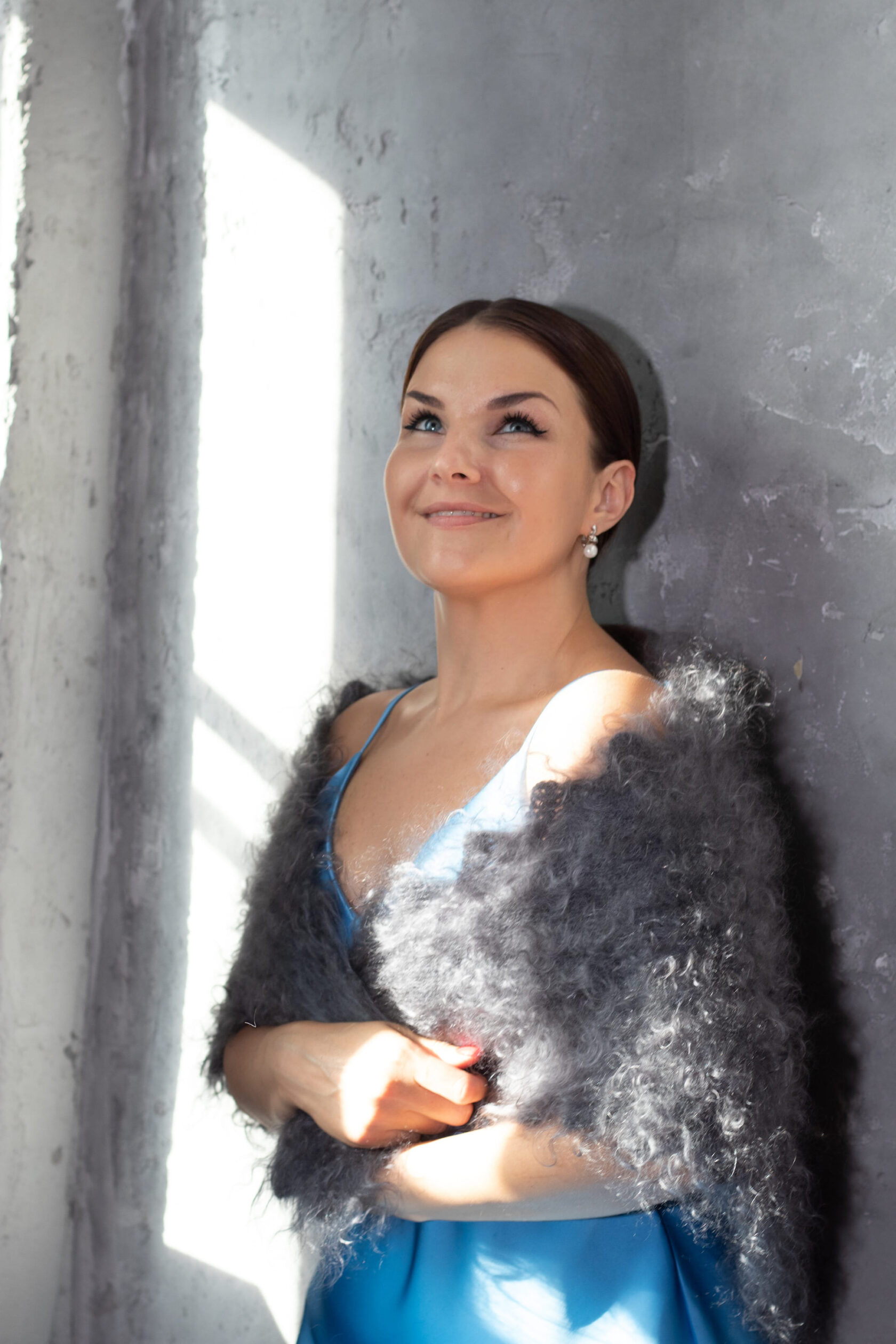 Женская косынка из козьего пуха ручной работы, серый цвет, примерка на модели