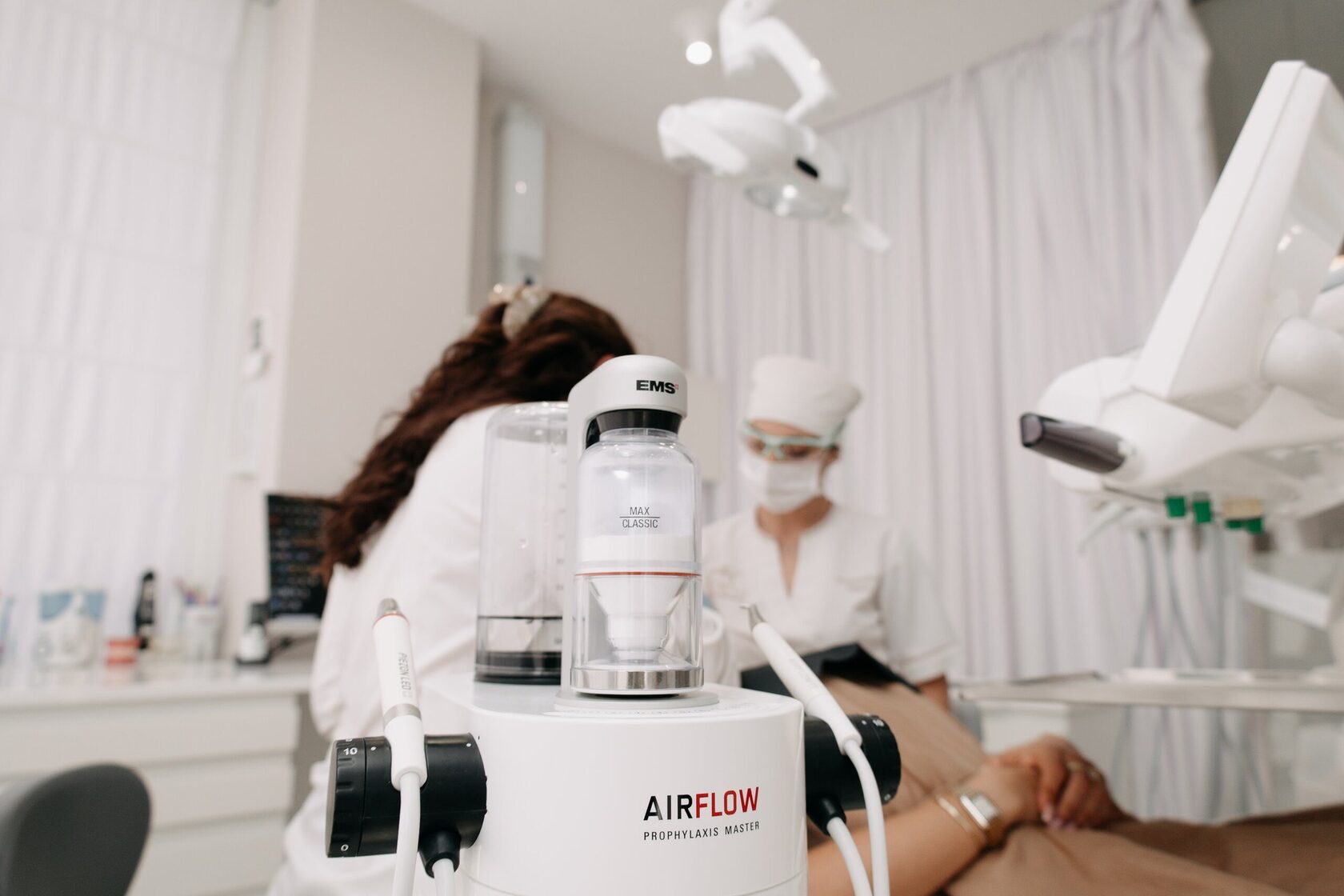 Профессиональная гигиена AIRFLOW в клинике MEDICUS