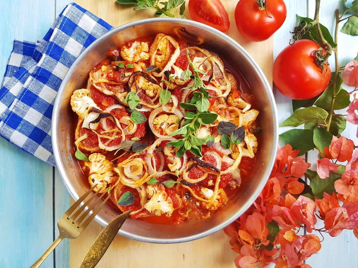 Мясо в духовке с луком и помидорами за 30 минут - простой пошаговый рецепт с фото