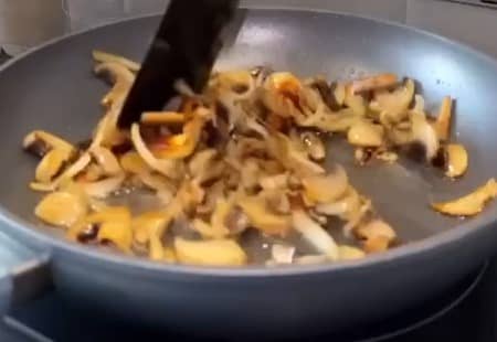 Приготовление мяса по-французски из свинины с грибами в духовке: шаг 2