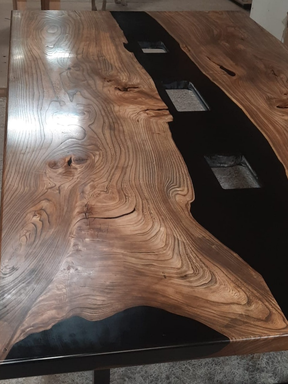 Table en bois massif et résine époxy.
