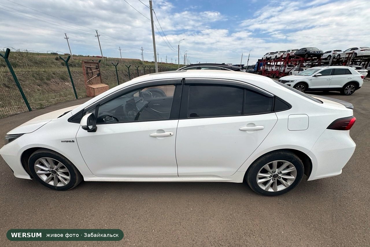 Toyota Corolla 混合动力版侧面：翼子板上的 HYBRID 字样