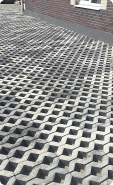Пшеходная дорожка из бетонной Газонной решётки в белом цвете