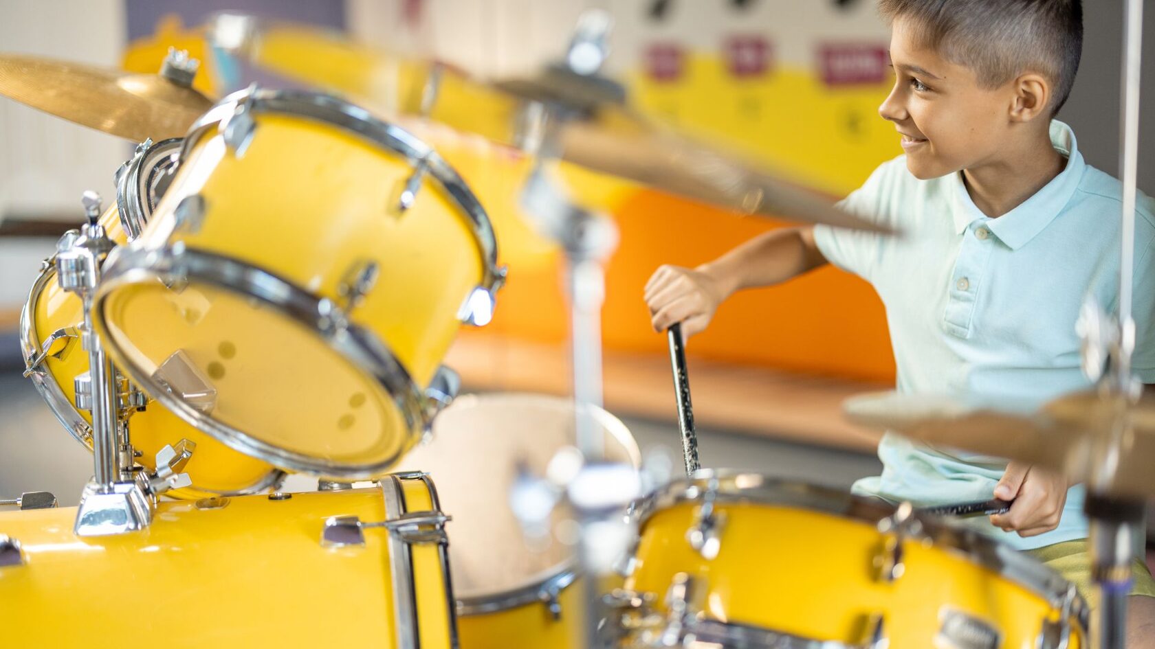 ребёнок играет на барабанах