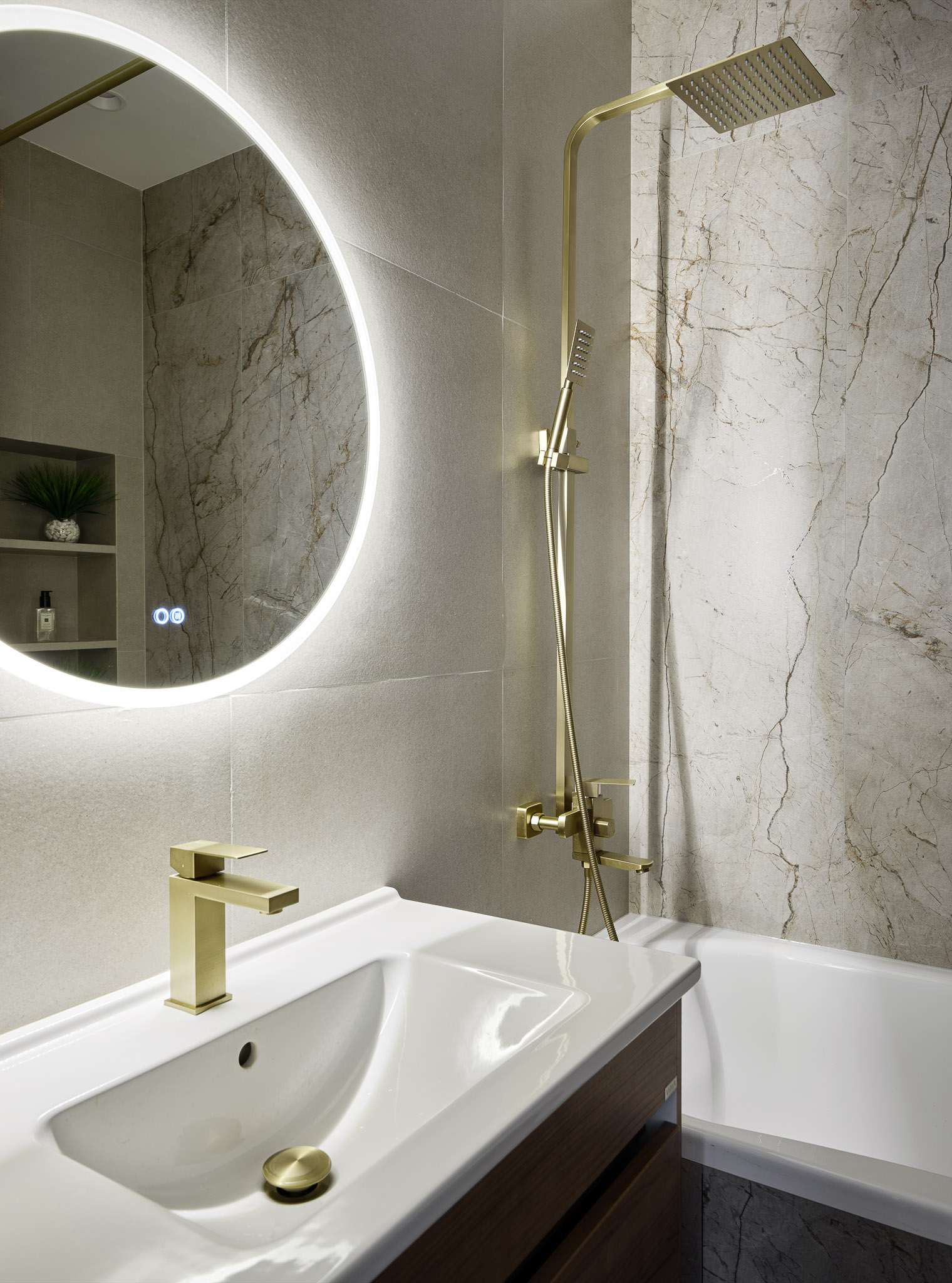 интерьер ванной комнаты в стиле неоклассики