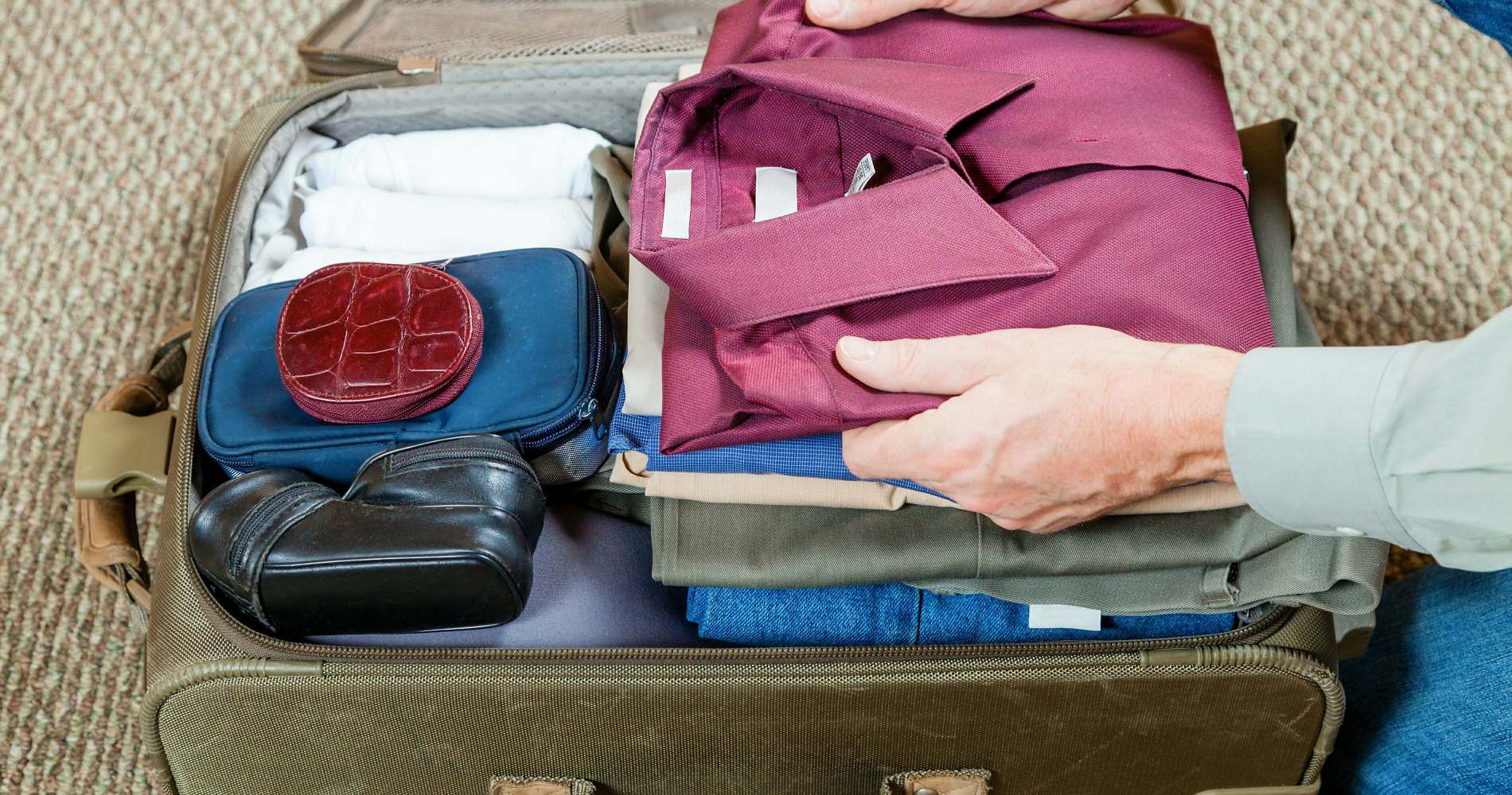 Ручная кладь можно рюкзак и сумку. Чемодан с вещами. Чемодан для вещей. Упаковка чемодана. Чемодан для путешествий.