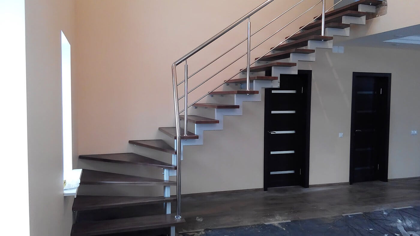 Сильно ли стучат металлические лестницы?