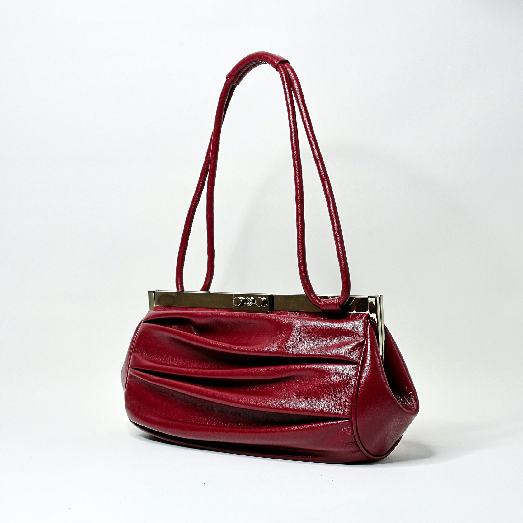 сумка вытянутой формы из мягкой овечьей кожи на фермуаре бородового цвета ручной работы