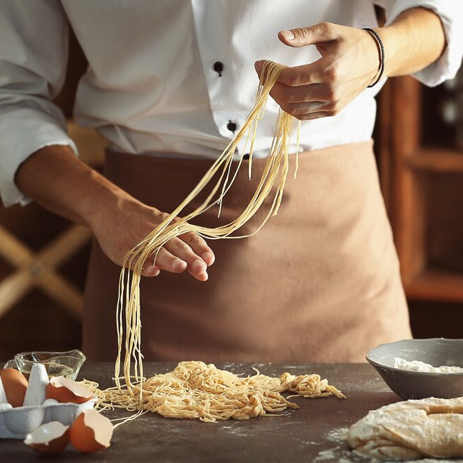 Как правильно готовить лапшу. Итальянская паста. Итальянские макароны. Приготовление итальянской пасты. Итальянцы и спагетти.