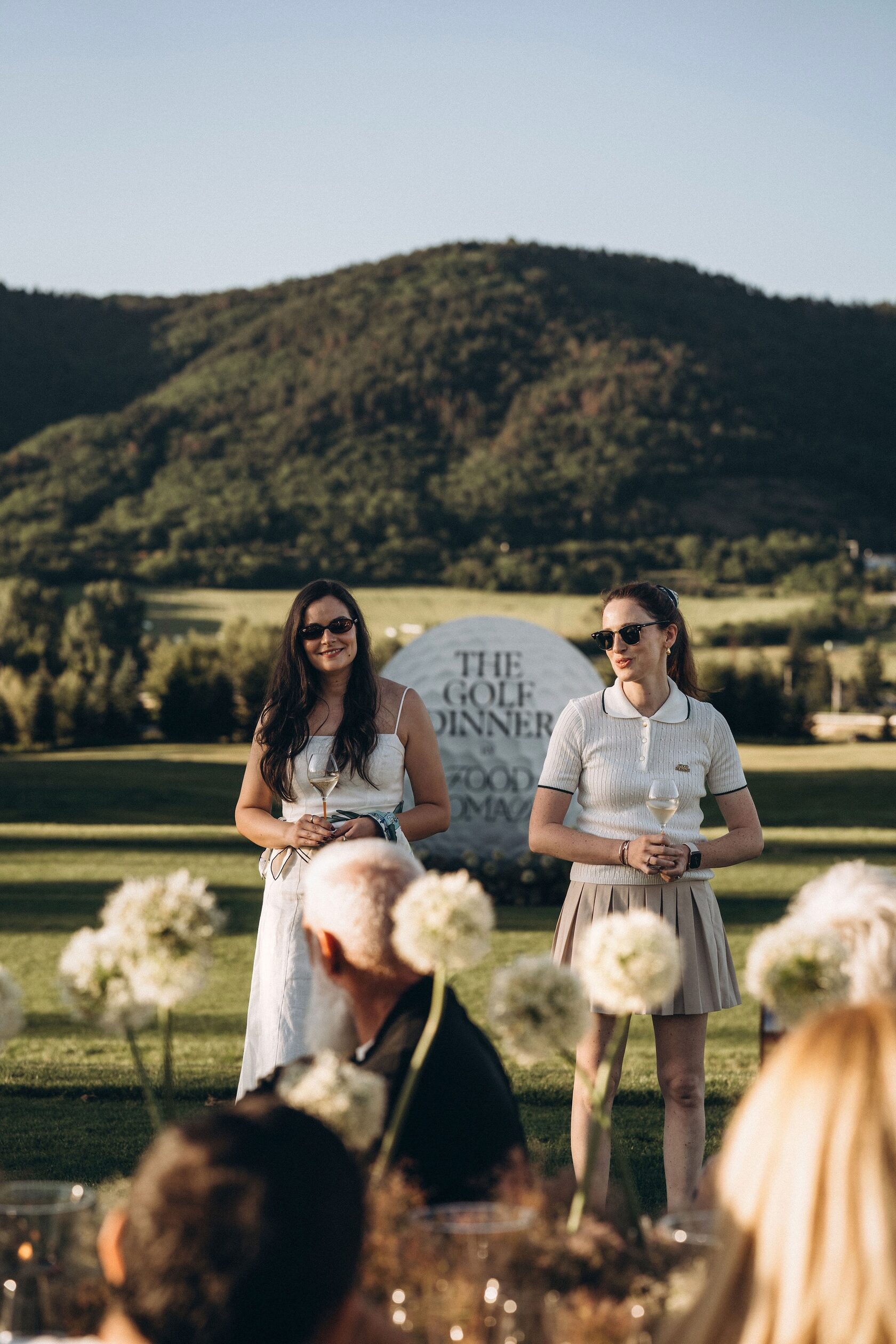 Две дами приветстват гостите на The Golf Dinner by Food Nomads 