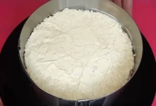 Приготовление салата «Дамский каприз» с курицей и ананасом слоями: шаг 13