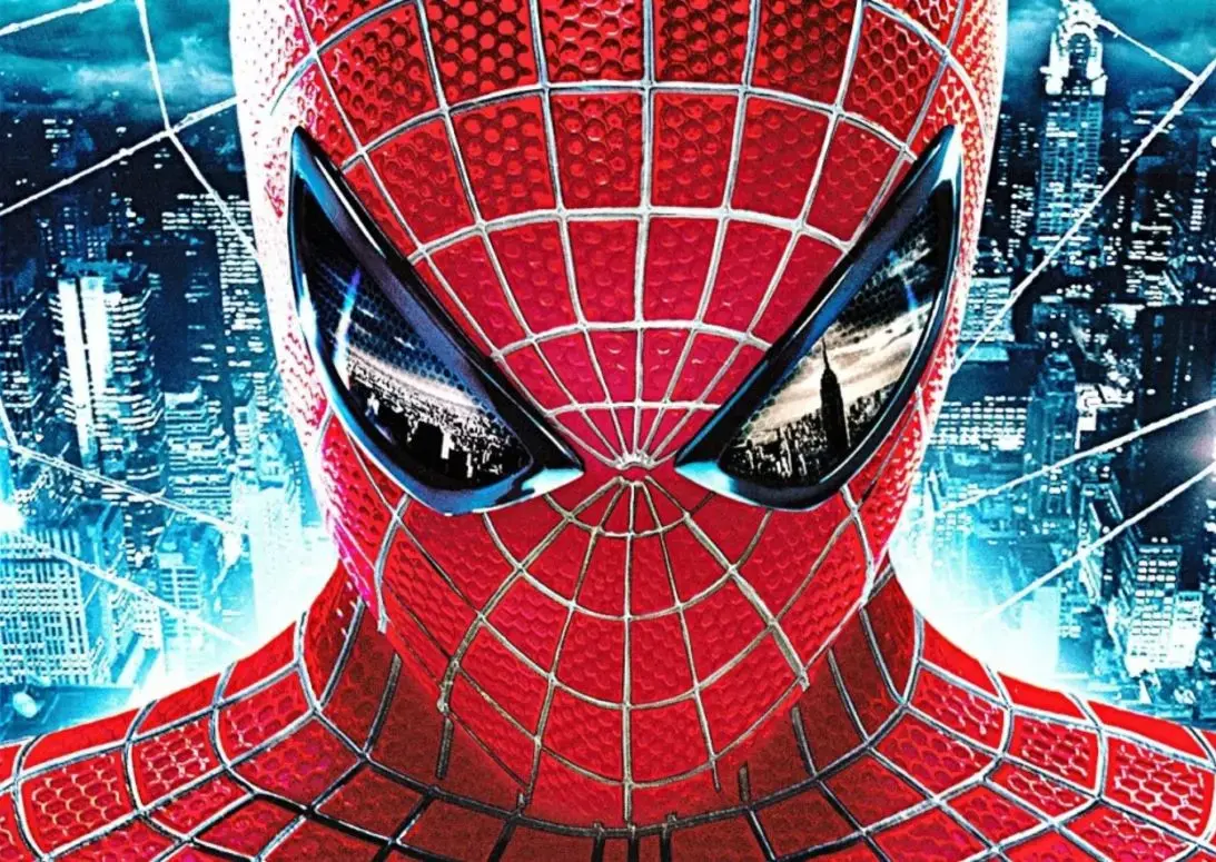 Крупный план человека в костюме супергероя с красной маской и сетчатым узором на фоне ночного города — символ фразы «With great power comes great responsibility»