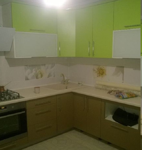 зелено коричневая угловая кухня