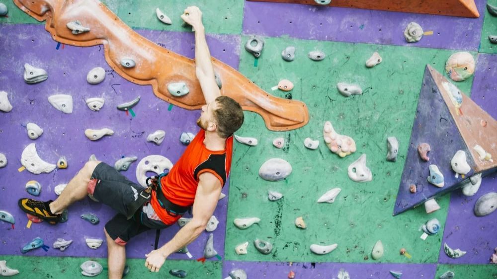 фото парня и девушки на романтическом свидании в публичном месте