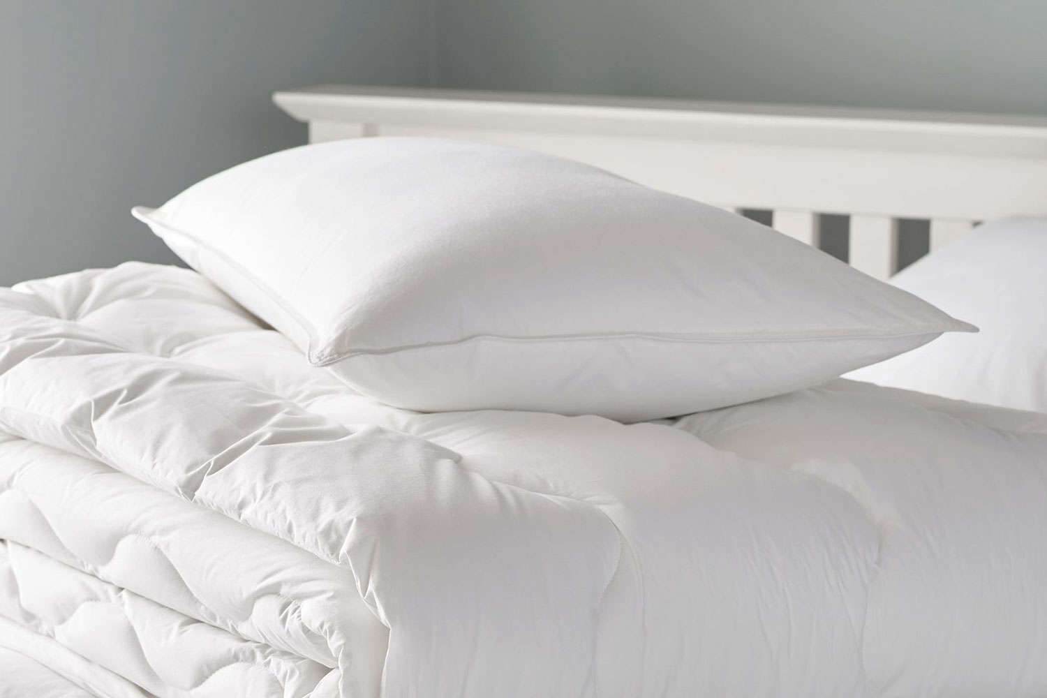 Куда складывать постельное белье подушки одеяла если спишь на диване