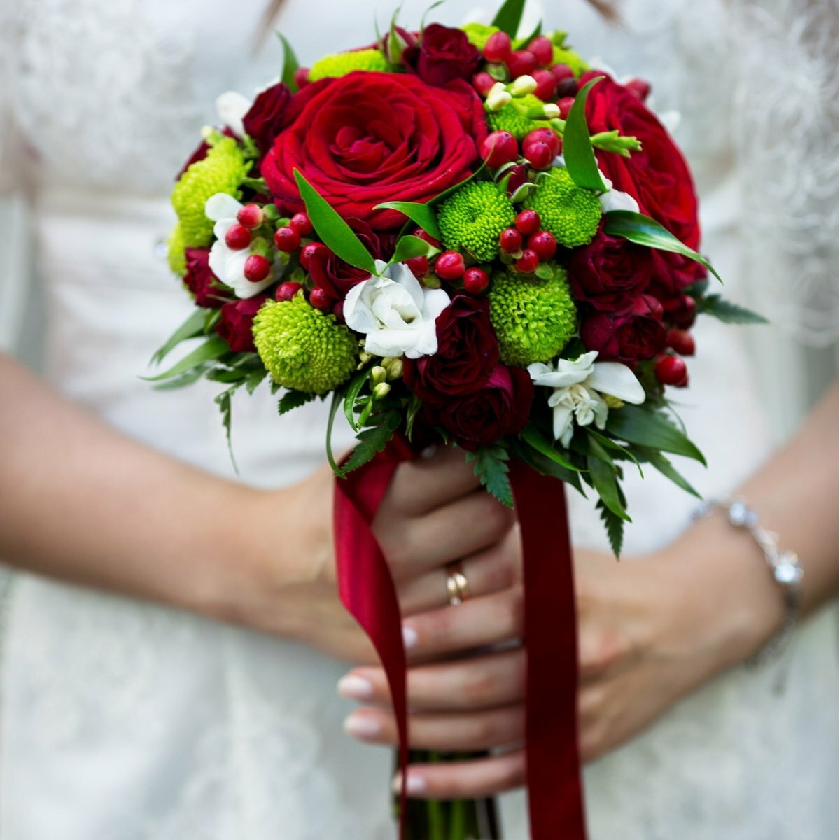 Букет невесты из бордовых хризантем