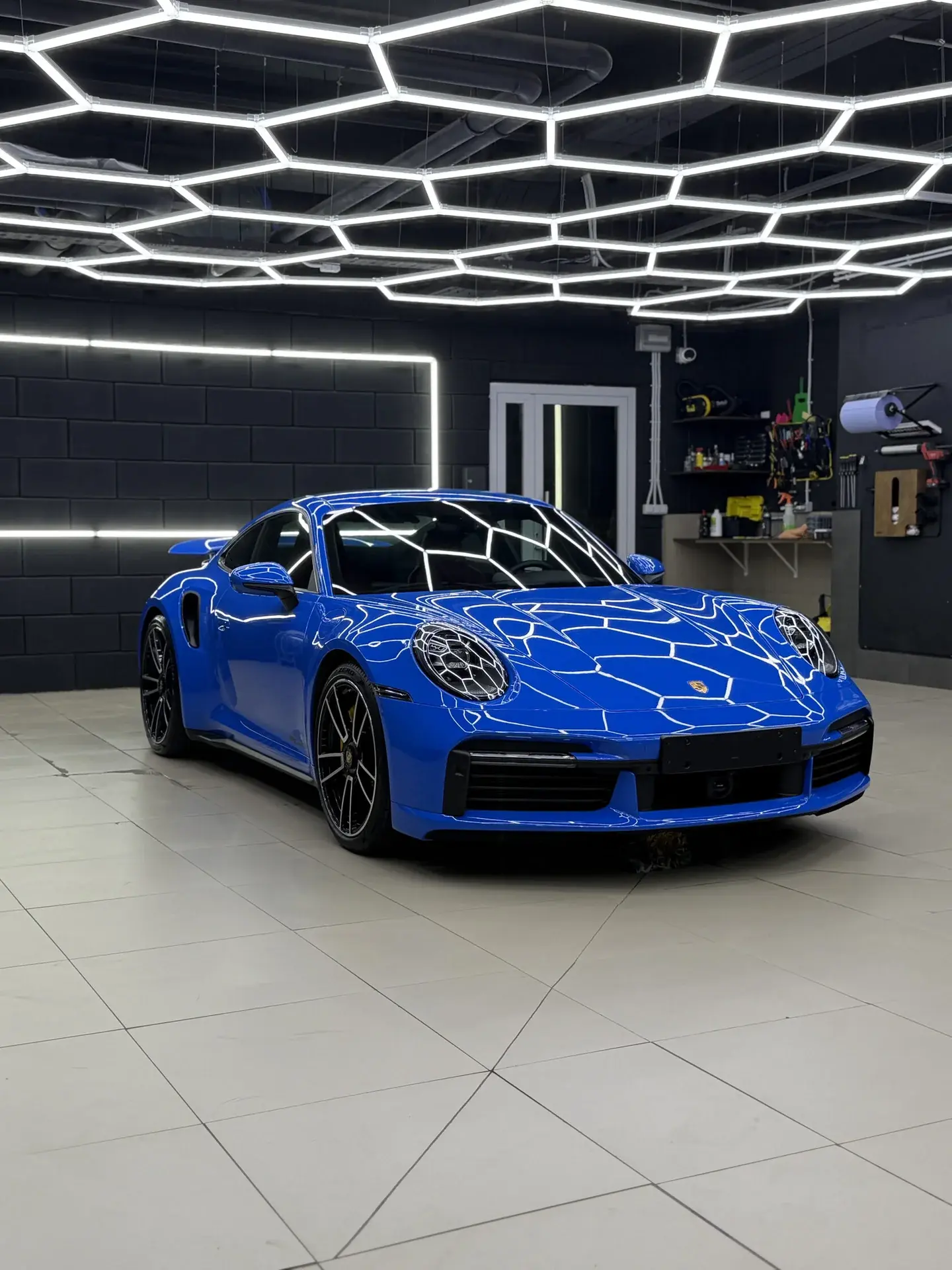 Porsche 911 в студии защитной оклейки автомобиля