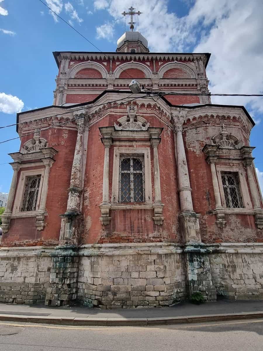Красно-белый старинный храмовый фасад в районе Бараши