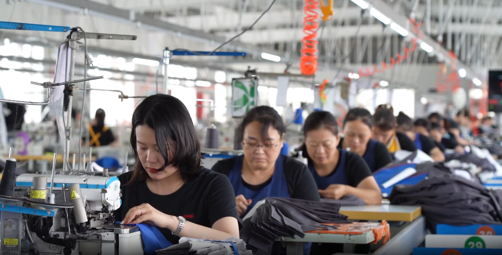 Производство одежды в Китае — швейный цех