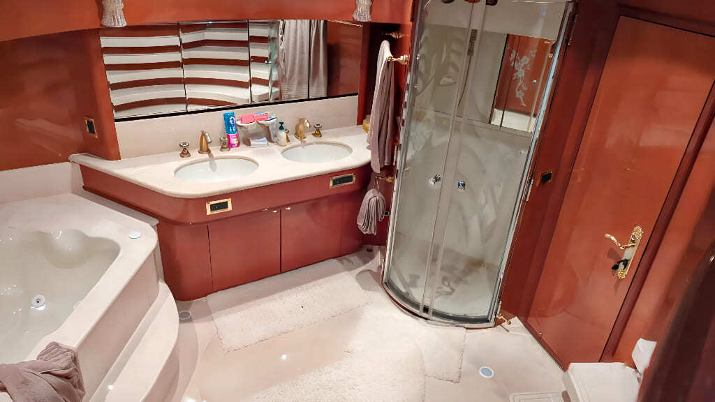 ванная комната на яхте мебель дерево