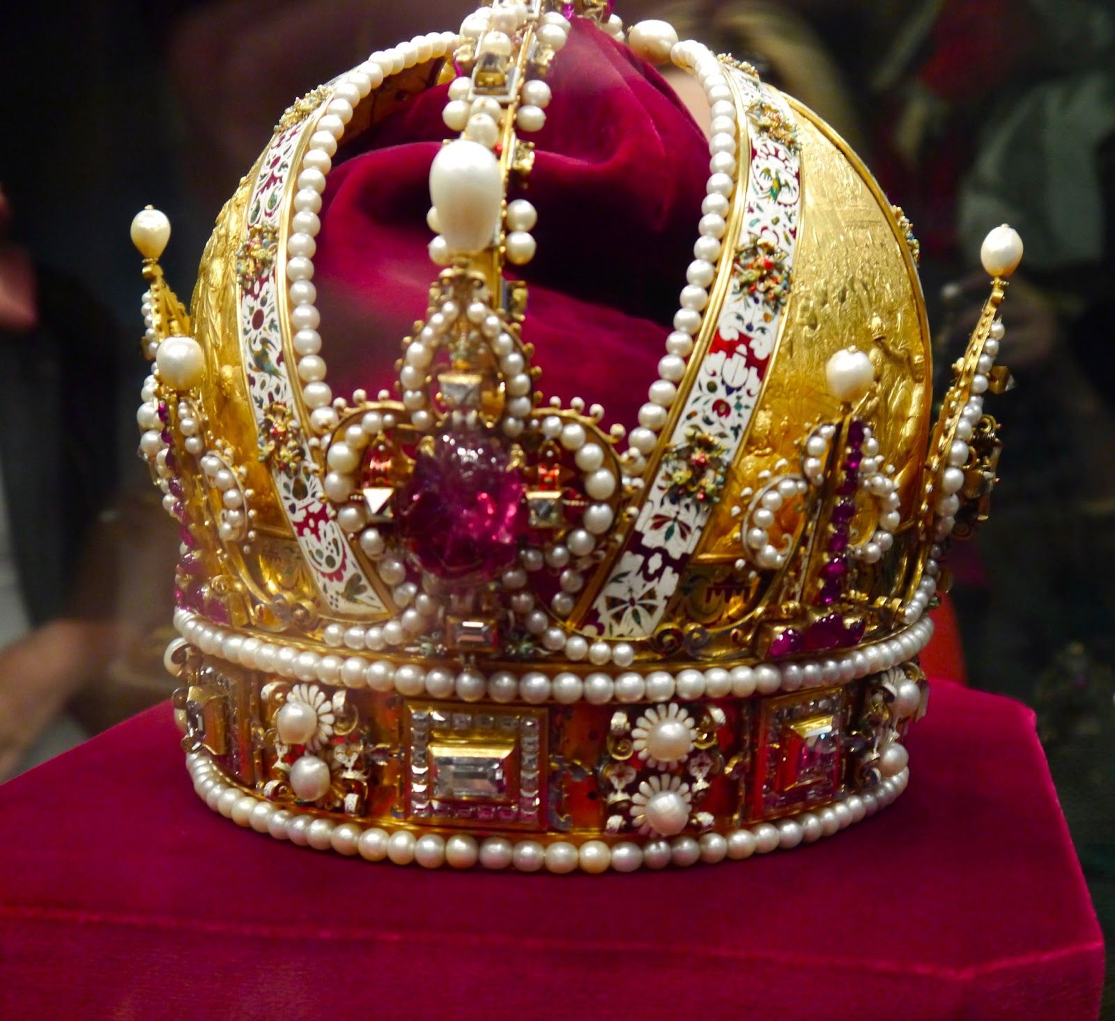 Сокровищ британии. Crown Jewels (драгоценности короны). Королева Англии со скипетром и короной. Лондонский Тауэр корона. Королевская сокровищница Тауэра.