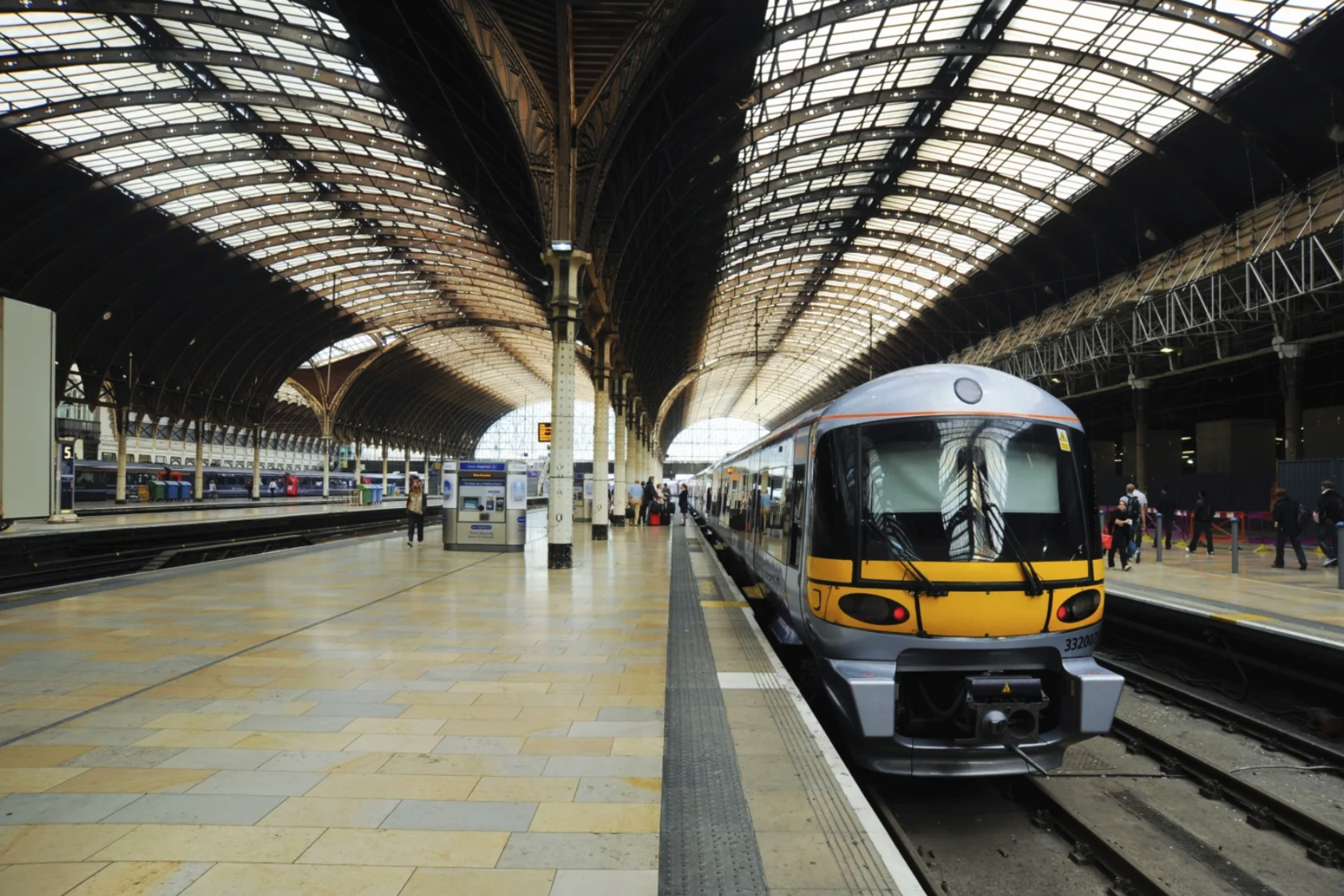 Rail station. Станция Паддингтон в Лондоне. Лондон метро Paddington. Паддингтон ЖД вокзал. Лондон ЖД вокзал.