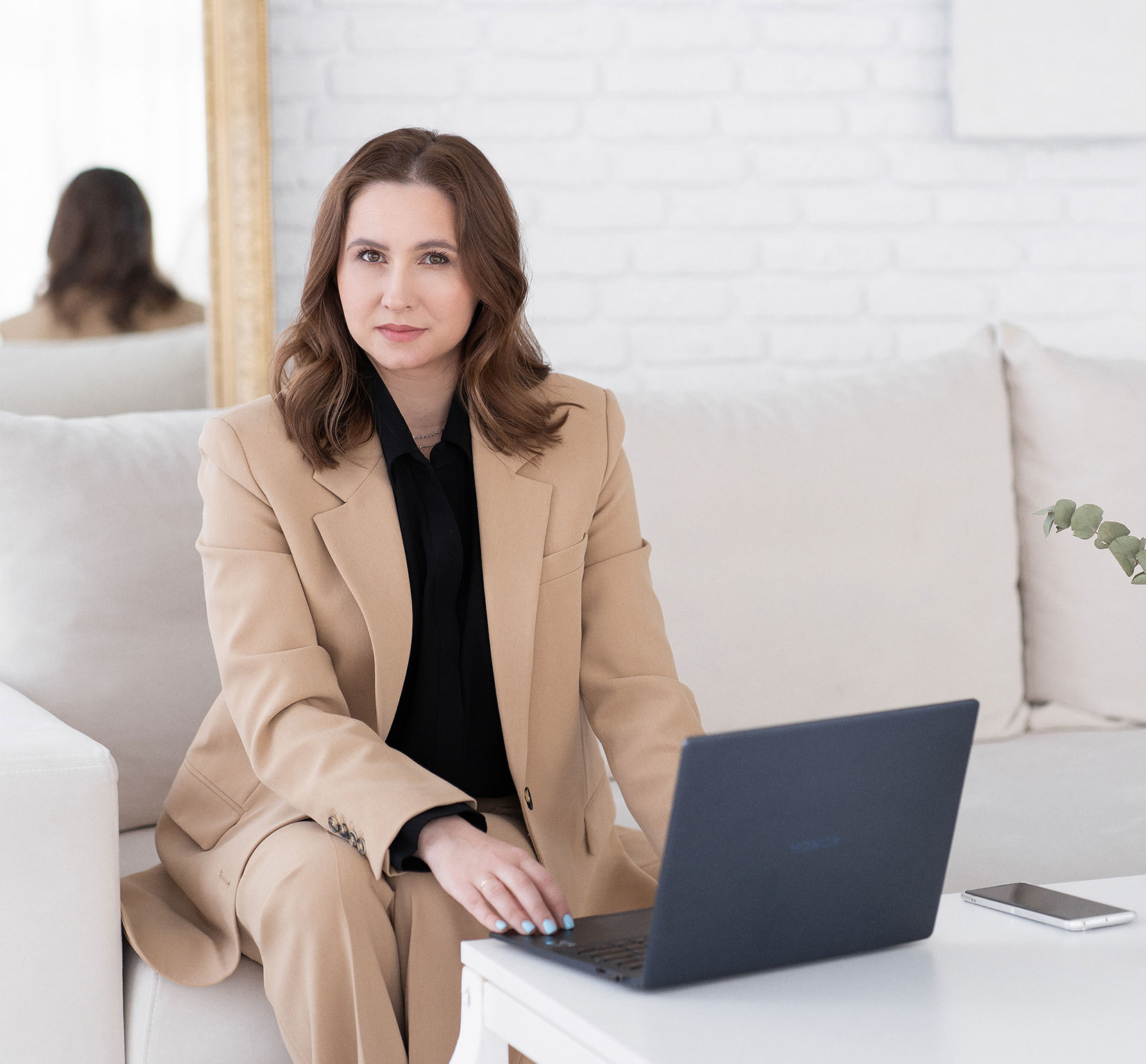 Эксперт в продвижении брендов с ноутбуком