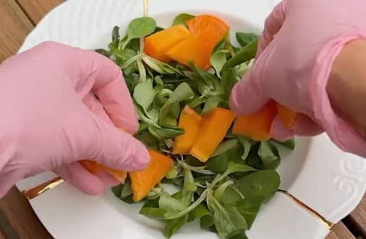 Приготовление салата с хурмой, сыром моцарелла и рукколой: шаг 2