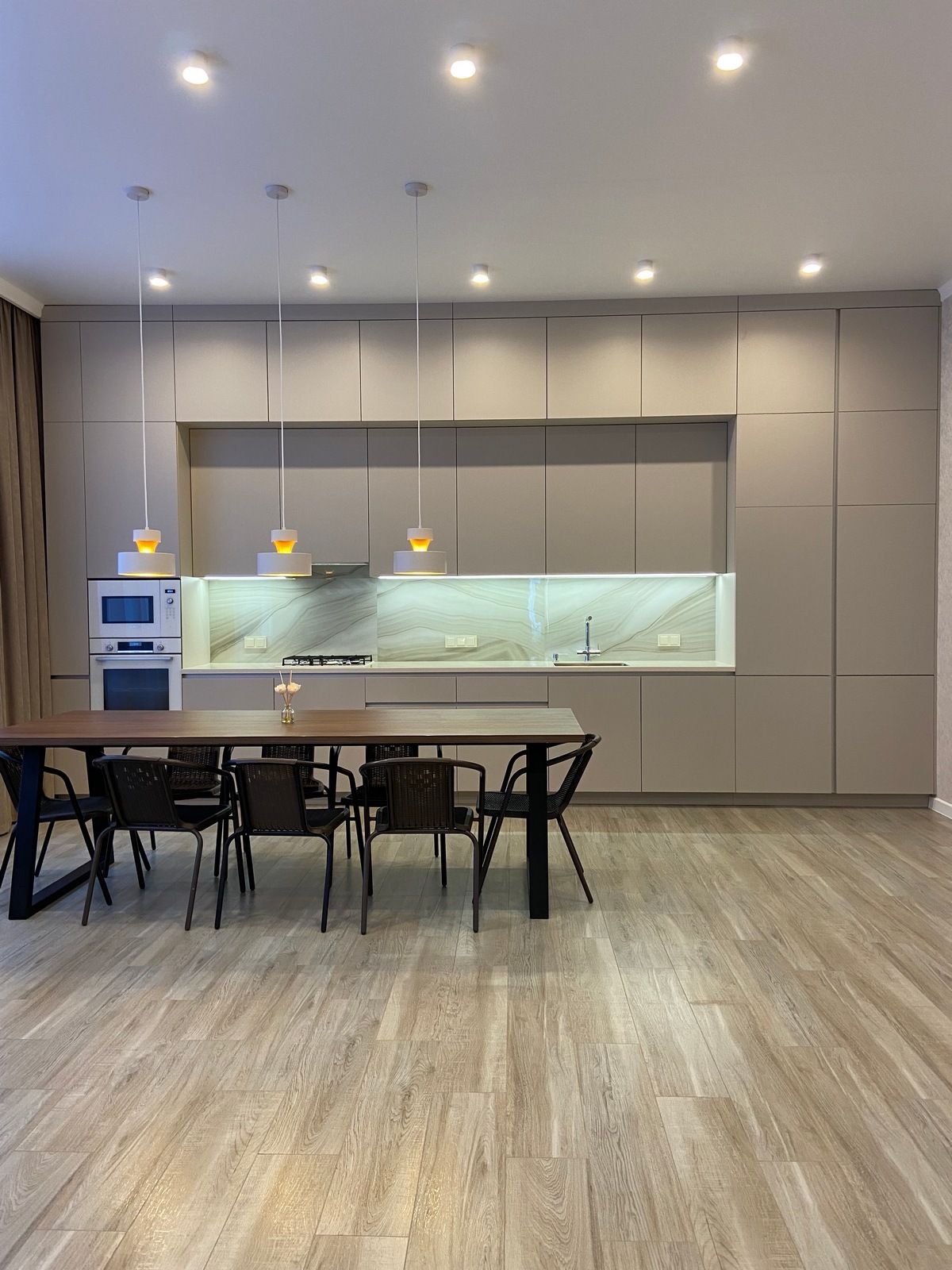 Современная прямая кухня в светлых тонах