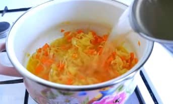 Приготовление ухи из красной рыбы со сливками по-фински: шаг 9