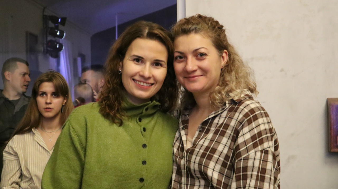 Две подруги обнимаются