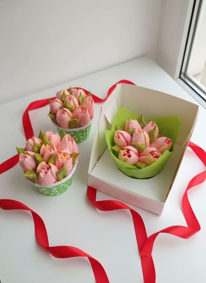 Тюльпаны из зефира в форме клумбы, коробка с окном 10×10×10 см 1