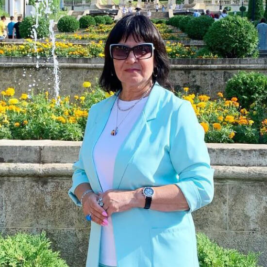 Красивая, стильная женщина в голубом пиджаке