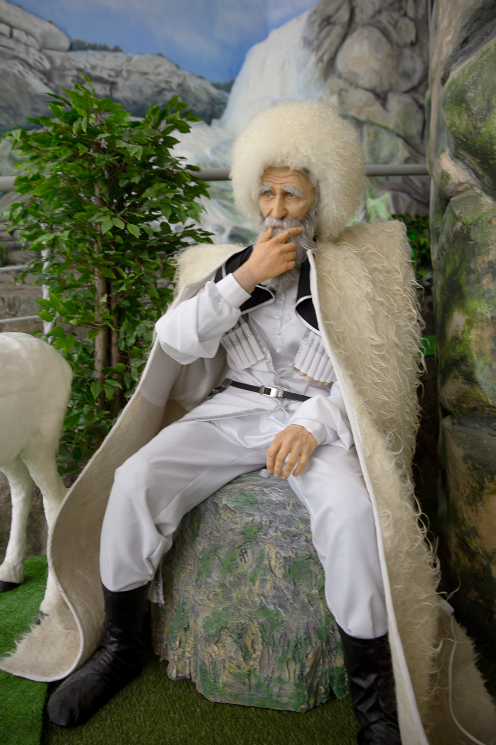 Манекен горца в национальной одежде