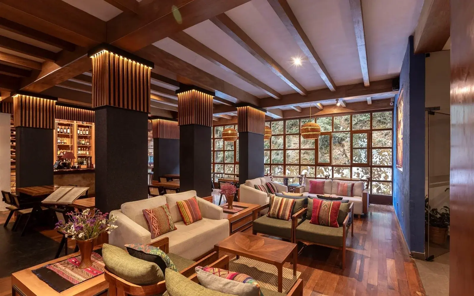 Лобби с деревянными балками, креслами и андским текстилём, Casa del Sol Machupicchu