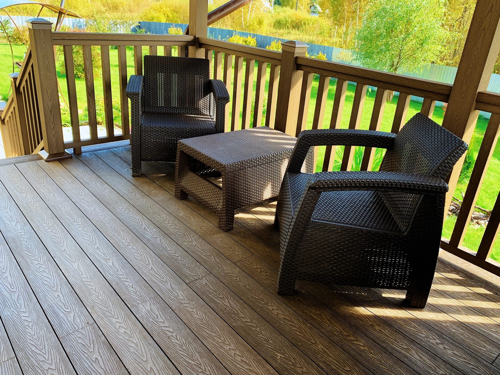 Балясины из дпк. Доска террасная decking country. Лавочка из дпк круглая. Терраса. Террасная доска орех милано.