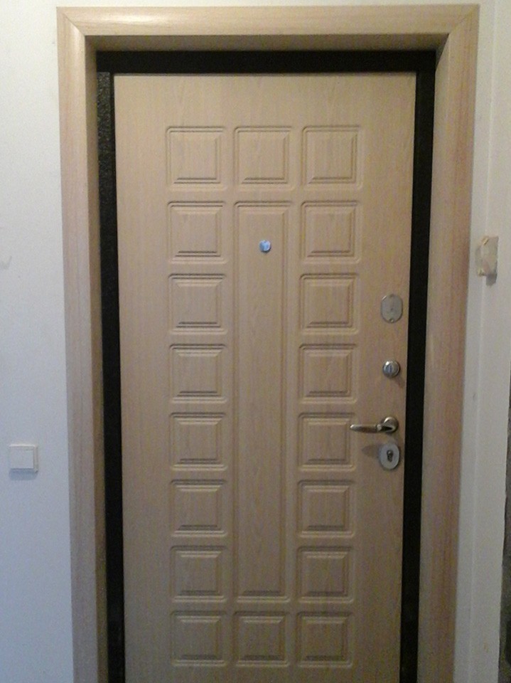 Фото отделки входной двери. Отделка откосов входной двери. Дверные откосы на входную дверь. Отделка входной двери изнутри. Обрамление проема входной двери.