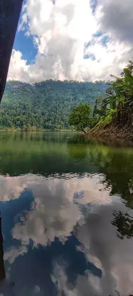 Отражение облаков в тихой воде