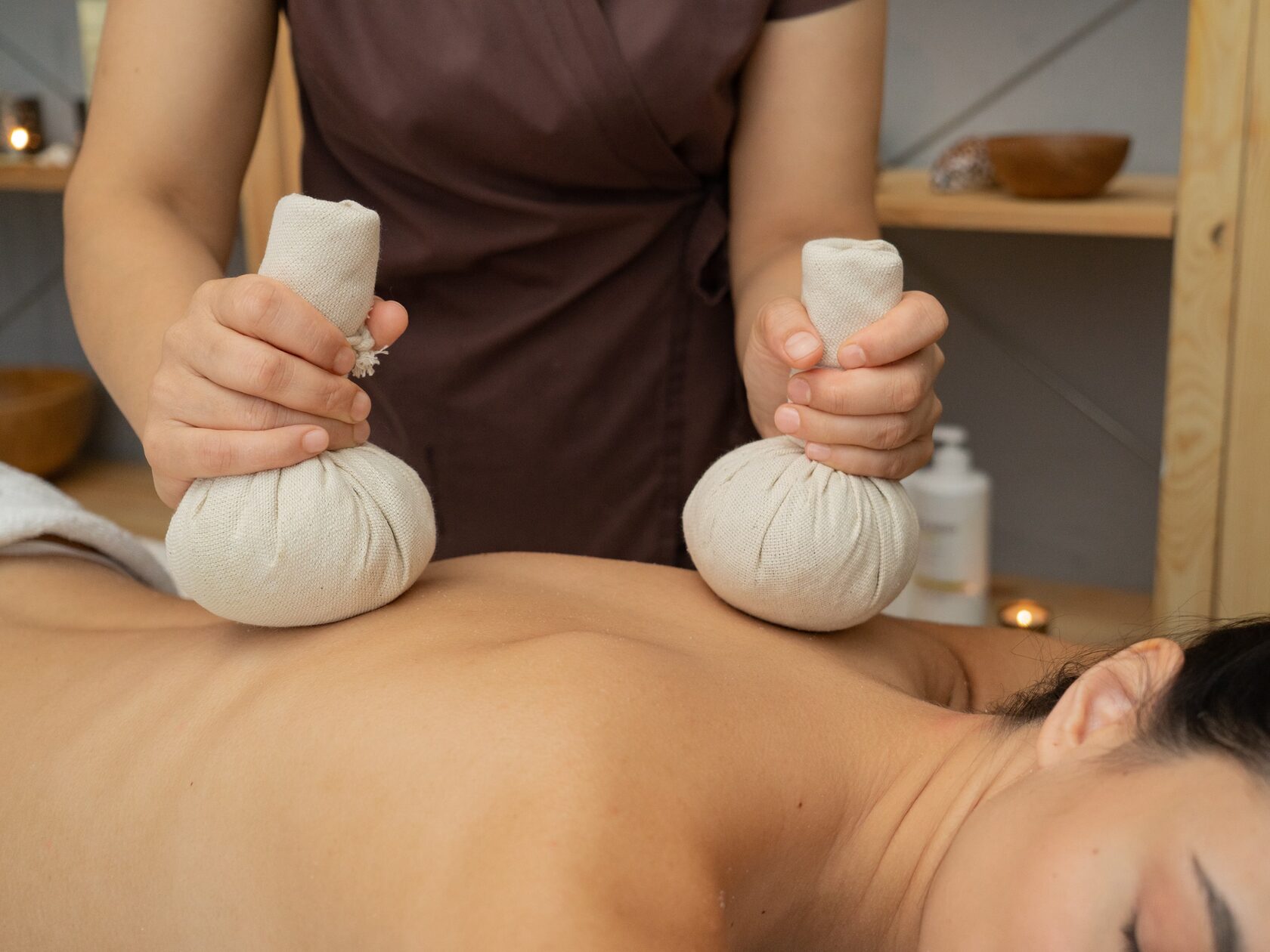 Работа спа москва. Spa травяные мешочки. Массаж мешочками с травами