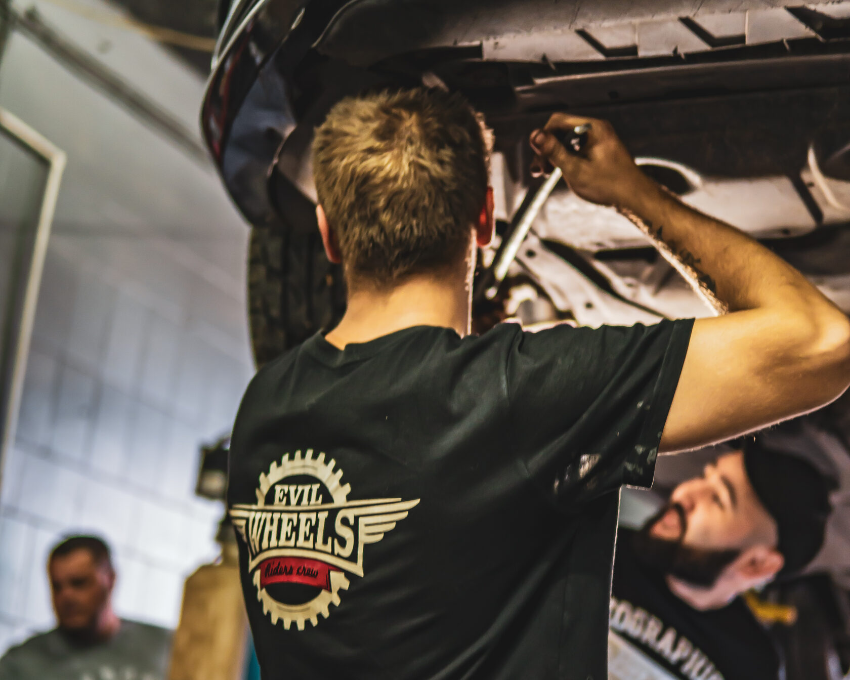 Машина на подъемнике, диагностика ходовой части