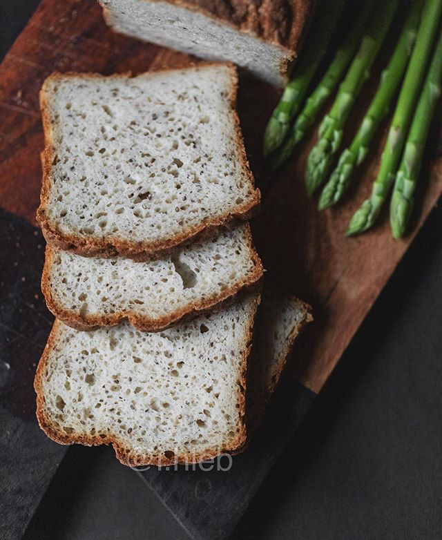 хлеб на темном фоне. хлебный мякиш. Rye bread. вкусный хлеб. диетические хлебобулочные изделия.